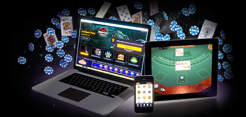Laptop, platta och smartphone med casinospel samt flygande spelkort och spelmarker